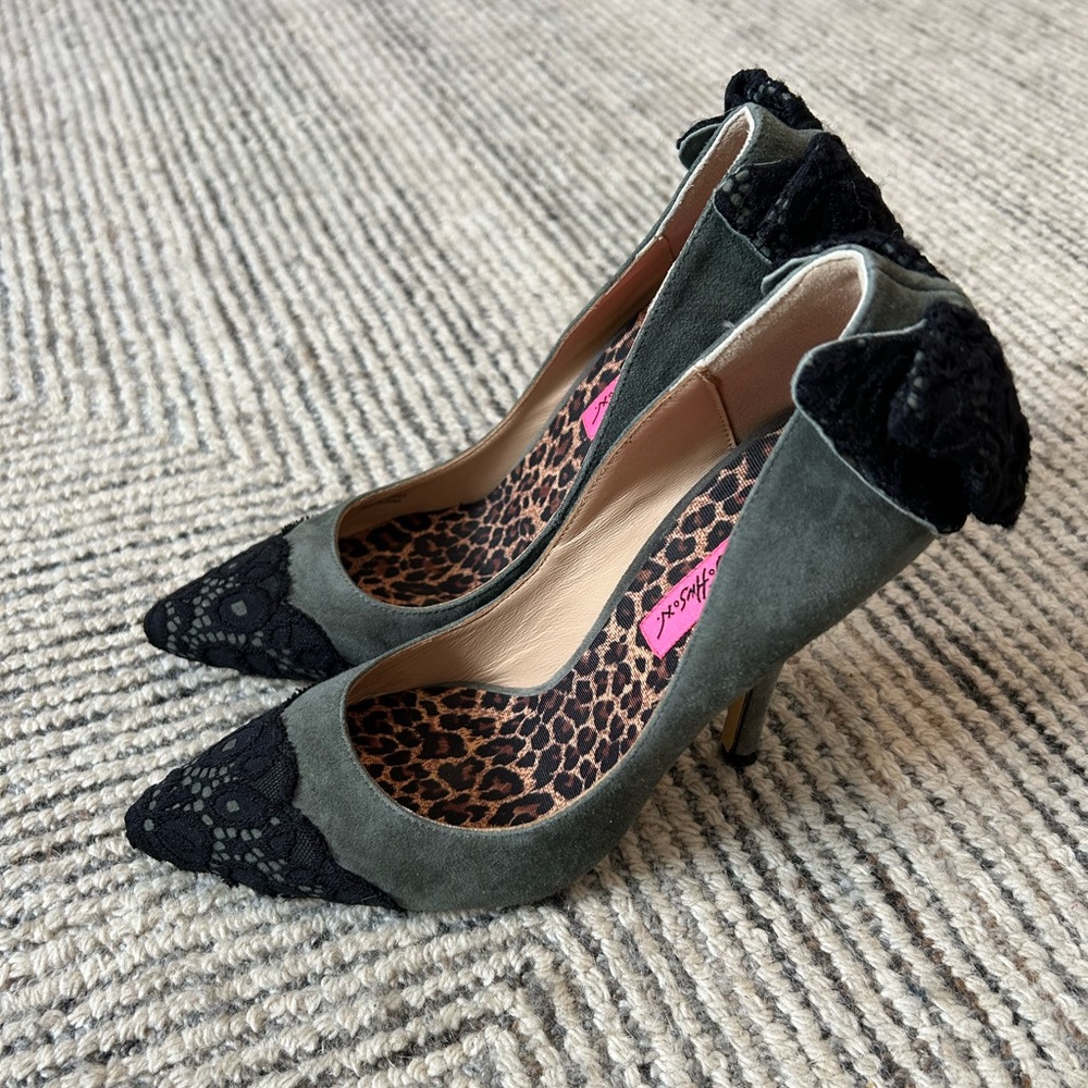Betsey Johnson Itsy Grey Suede Lace Bow Heels Pumps Size 7 Y2K